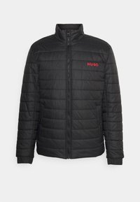 Czarna kurtka puchowa z poziomymi przeszyciami, wysokim kołnierzem, przednim zamkiem błyskawicznym i czerwonym logo "HUGO" na lewej piersi. Rękawy zakończone mankietami oraz kieszenie.