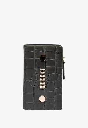 Zwarte faux krokodillenleren portemonnee met een gestructureerd oppervlak, gouden hardware, studs en een octogonale accent aan de voorkant.