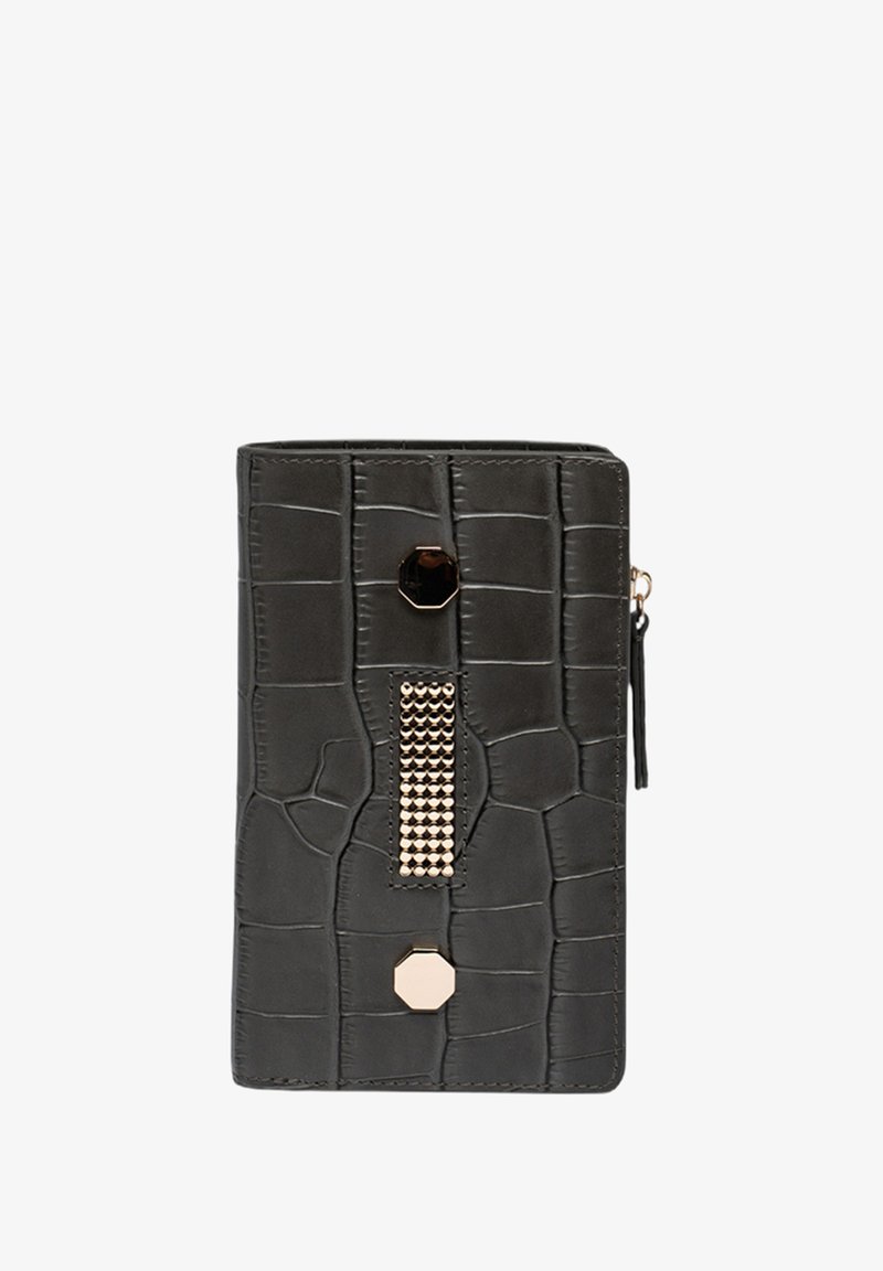 Zwarte faux krokodillenleren portemonnee met een gestructureerd oppervlak, gouden hardware, studs en een octogonale accent aan de voorkant.