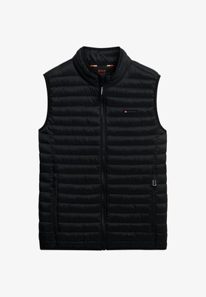 Czarna kamizelka puchowa z wysokim kołnierzem, pełnym zamkiem błyskawicznym i dwoma kieszeniami po bokach. Charakteryzuje się poziomym pikowaniem oraz małym logo na piersi.