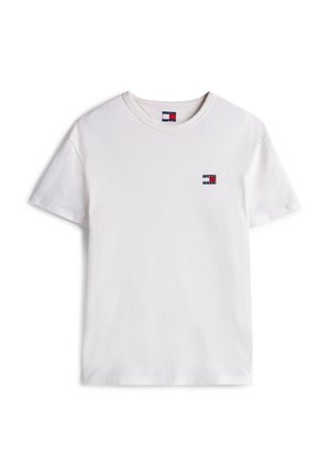 Camiseta de algodón blanca con cuello redondo y mangas cortas, que presenta un pequeño logo en rojo, blanco y azul en la parte superior izquierda.
