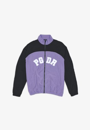 Lekka kurtka z czarną górną częścią i fioletową dolną częścią, z białym napisem "PG DR". Posiada zamek błyskawiczny oraz elastyczne mankiety.
