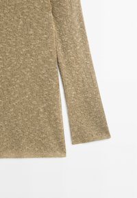 Maglione a maniche lunghe in una tonalità marrone chiaro, con una finitura testurizzata e spacco laterale all'orlo per facilitare i movimenti.