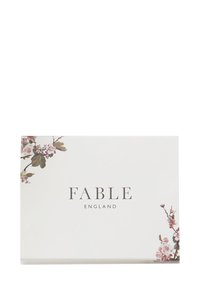 Caja blanca con diseño floral en suave rosa y verde. "FABLE ENGLAND" impreso en una fuente elegante, centrado en la parte frontal. Estética simple y limpia.