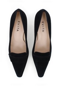 Chaussures à talons hauts en daim noir avec bout pointu et bride horizontale décorative. Intérieur avec semelle intérieure beige clair portant la marque "EVITA".