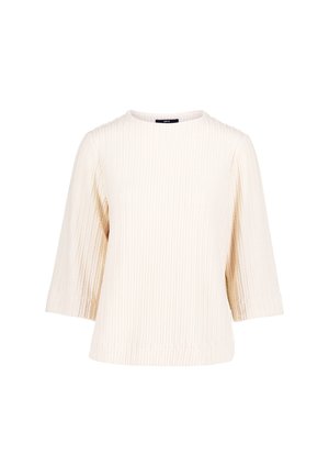 Cremfarbener, gerippter Strickpullover mit Dreiviertelärmeln und rundem Ausschnitt, auf einem weißen Hintergrund präsentiert.