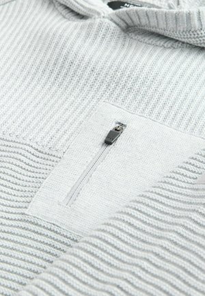 Hellgrauer Pulli aus Fleece mit gerippter Textur, ausgestattet mit einer Reißverschlusstasche an der Vorderseite und einer weichen Kapuze. Akzente umfassen ein flaches Nahtdesign.