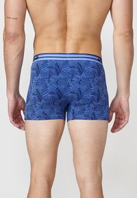 Blaue Boxer-Brief mit geometrischem Muster, versehen mit einem kontrastierenden Bund mit "K"-Logo, aus dehnbarem Stoff für Komfort.