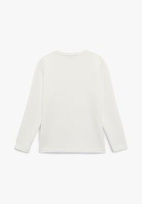Ein schlichtes weißes Langarmshirt mit Rundhalsausschnitt, von hinten auf einem weißen Hintergrund gezeigt.