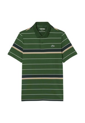 Polo verde con righe orizzontali in verde scuro, marrone chiaro e bianco. Presenta un colletto e un piccolo logo Lacoste sul petto.