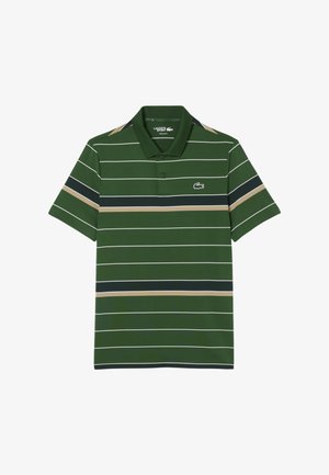 Polo verde con righe orizzontali in verde scuro, marrone chiaro e bianco. Presenta un colletto e un piccolo logo Lacoste sul petto.