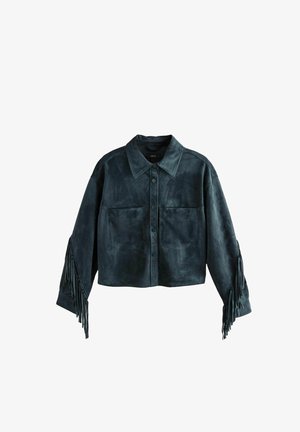 Giacca in suede verde scuro con colletto, tasche frontali e dettagli in frange sulle maniche. Presenta chiusura con bottoni e un design cropped.