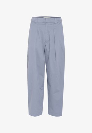 Pantaloni cropped azzurri in tessuto morbido, caratterizzati da pince frontali, tasche laterali e una linea dritta con una finitura liscia.