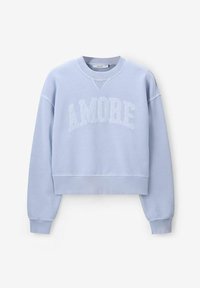 Lichtblauwe sweatshirt met een cropped ontwerp, geribbelde boorden en een ronde halslijn. Heeft reliëftekst "AMORE" over de voorkant. Zachte stof.