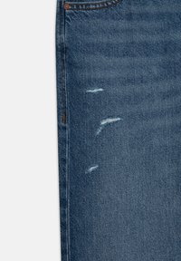 Jeans i mellanblått denim med mjuk textur, med slitna detaljer och rak passform. Inkluderar klassisk sömnad och en frampocket.