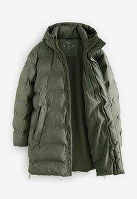 Polstret olivengrøn frakke med hætte, der har lynlåslukning, sidelommer og en quiltet design. Indvendig foret med matchende stof.