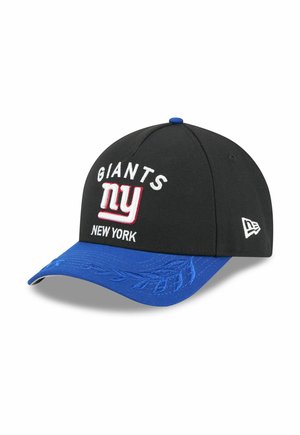 Casquette noire avec visière bleue, arborant des logos brodés "GIANTS", "ny" et "NEW YORK" en blanc et rouge. Comprend un détail de logo sur le côté.