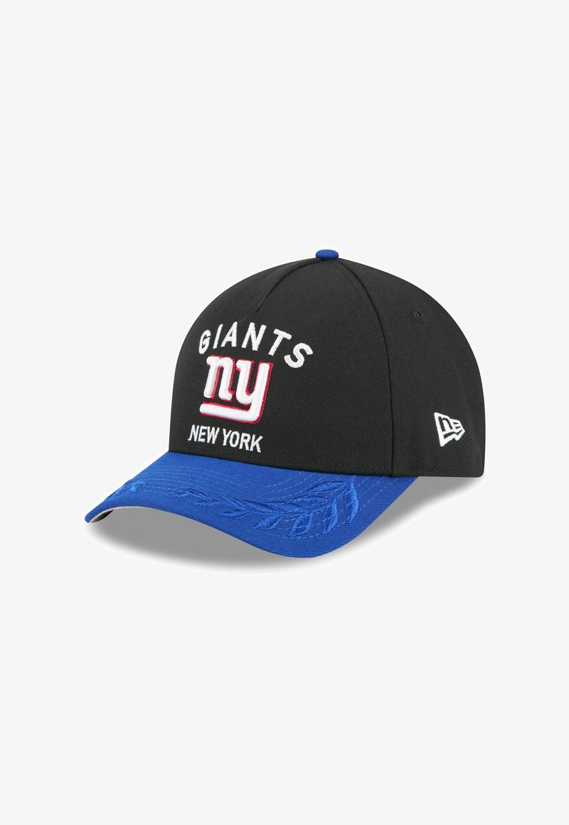 Schwarze Kappe mit blauer Kante, mit gestickten Logos "GIANTS", "ny" und "NEW YORK" in Weiß und Rot. Enthält Logodetails an der Seite.