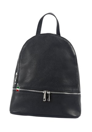 Sac à dos en cuir noir avec une forme arrondie. Comprend une poche zippée à l'avant et deux tirettes de fermeture éclair en métal argenté. Surface texturée avec un petit accent en drapeau italien.