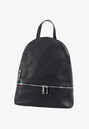 Sac à dos en cuir noir avec une forme arrondie. Comprend une poche zippée à l'avant et deux tirettes de fermeture éclair en métal argenté. Surface texturée avec un petit accent en drapeau italien.