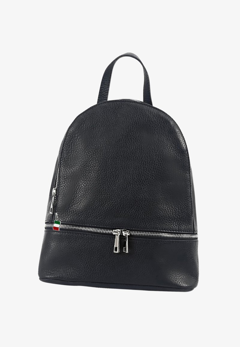 Zwarte leren rugzak met een afgeronde vorm. Heeft een voorvak met rits en twee zilveren ritssluitingen. Textuur oppervlak met een kleine Italiaanse vlagaccent.