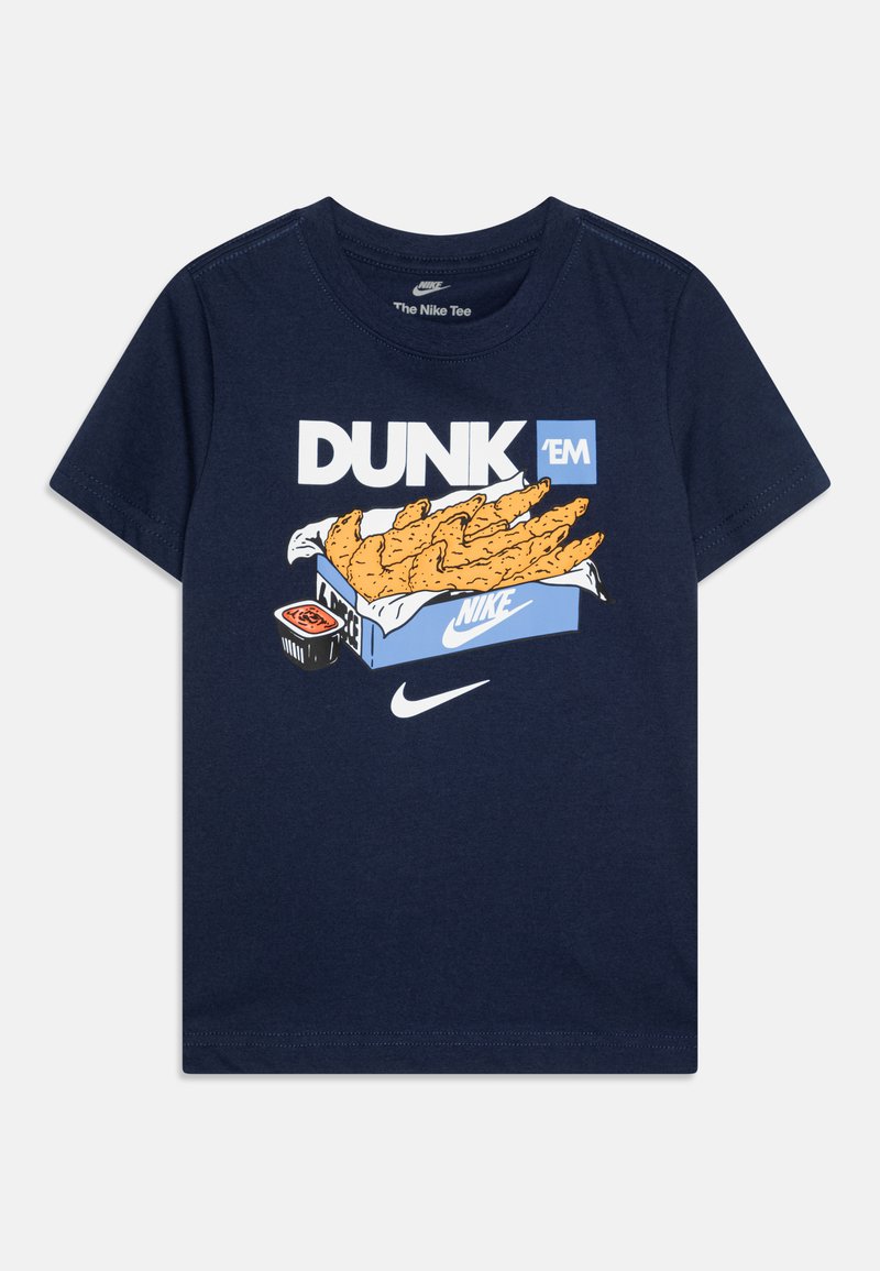 Tumehallane puuvillane T-särk, millel on graafika kanatiibadega Nike karbis koos kastmega, tekst "DUNK 'EM" ja Nike logo.