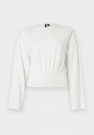 Λευκό cropped μπλουζάκι με μακριά μανίκια, στρογγυλή λαιμόκοψη και ελαστική σούρα στη μέση, σε απλό φόντο.