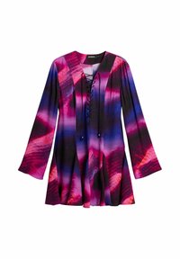 Värvikas kleit, millel on lilla, roosa ja sinine gradientmuster, pikad käised, V-kaelus ja nööri detailsus ning laienev alläär.