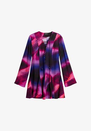 Pestrý šaty s fialovými, ružovými a modrými gradientovými vzormi, dlhými rukávmi, výstrihom do V s šnurovaním a rozšíreným lemom.
