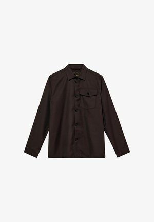 Hemd aus dunkelbrownem Stoff mit spitzem Kragen, langen Ärmeln, einer Brusttasche und Knopfverschluss vorne.