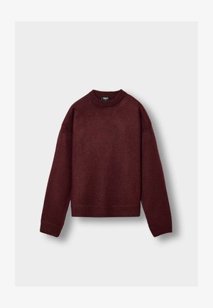 Bordo kvačkan pulover z okroglim izrezom, dolgimi rokavi ter rebrastimi manšetami in spodnjim robom, položen na svetlo ozadje.