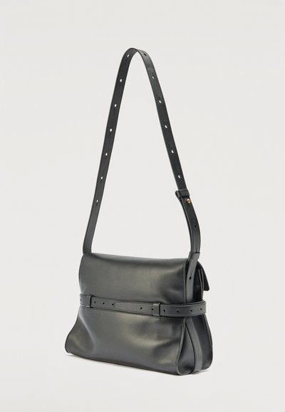 Sort skuldertaske i læder med justerbar perforeret rem, rektangulær form og vandret bælte-detalje rundt om taskens krop.