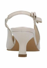 Witte leren sandaal met hoge hak, voorzien van een smalle enkelband met een strikdetail, een afgeronde neus en een kegelvormige hak.