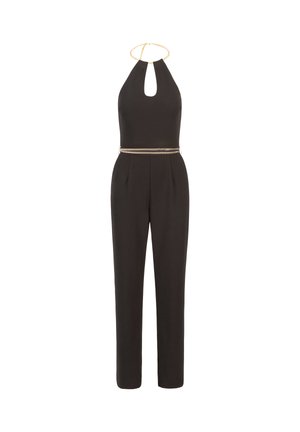 Zwarte jumpsuit met halternek en sleutelgat, voorzien van een gouden ketting halter en metallic riem, op maat gemaakt, gladde textuur.