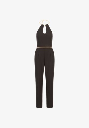Zwarte jumpsuit met halternek en sleutelgat, voorzien van een gouden ketting halter en metallic riem, op maat gemaakt, gladde textuur.