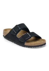 Sandalo nero con due fibbie regolabili, parte superiore in morbida pelle scamosciata, soletta in sughero e suola in gomma testurizzata. Design open-toe per una maggiore traspirabilità.