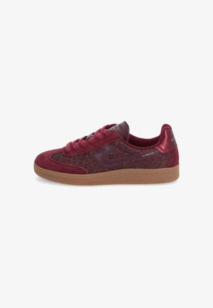 Burgunderfarbene Sneaker mit einem Obermaterial aus Wildleder und glitzernden Akzenten, Schnürverschluss und Gummisohle mit strukturiertem Grip.