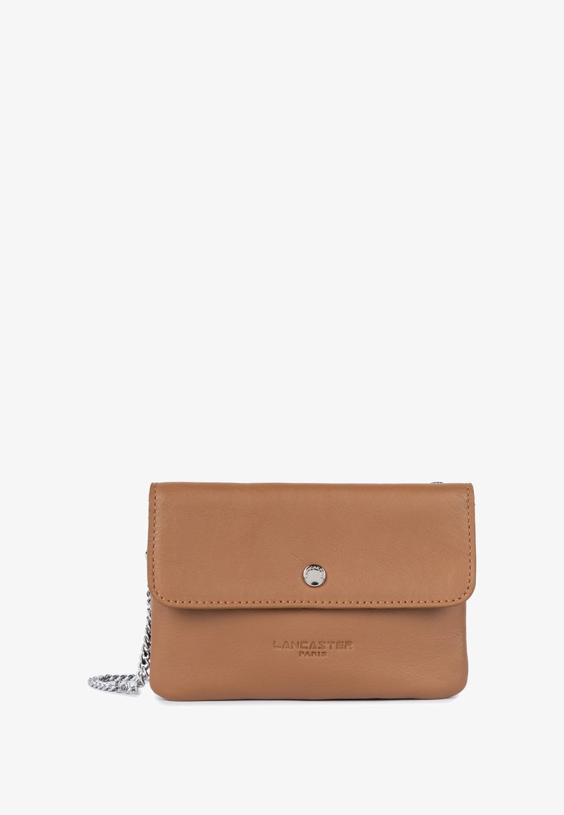 Helle Leder-Crossbody-Tasche mit Klappenverschluss, silbernem Druckknopf und Kettenriemen. Prägung "Lancaster Paris" auf der Vorderseite. Glatte Textur.