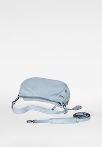 Borsa in pelle blu chiaro con una texture morbida, chiusura con zip e tracolla regolabile. Caratterizzata da un design sottile e una finitura liscia.