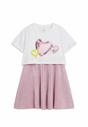 Bijela skraćena majica s grafikom srca u ružičastoj i žutoj boji uparena sa sjajnom plisiranom ružičastom suknjom haljinom.