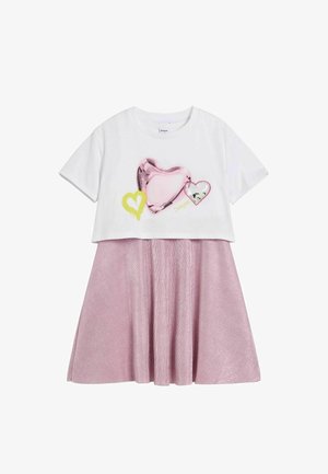 Biele krátke tričko s ružovo-žltými grafickými srdiečkami v kombinácii s lesklou skladanou ružovou sukňou.