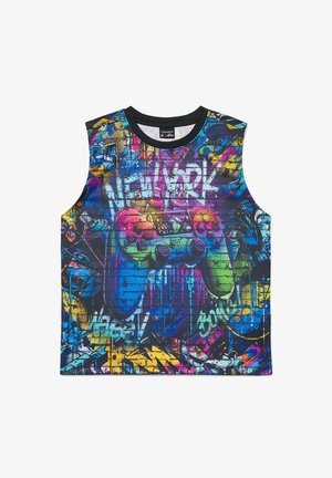 Top senza maniche con design colorato a graffiti che presenta un grande controller di videogioco e la parola "NEWARK" su uno sfondo di muro di mattoni.