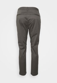 Šedé slim-fit kalhoty s jednoduchým designem, charakterizované hladkým povrchem a zadními kapsami. Žádné viditelné kovové prvky ani vzory.