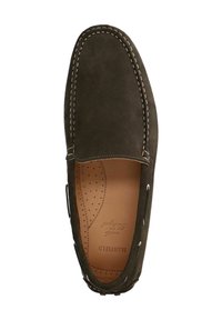 Donkergroene suède mocassin met witte stiksel, ronde neus en geperforeerde tan binnenzool. Flexibele zool met kleine rubberen accenten.