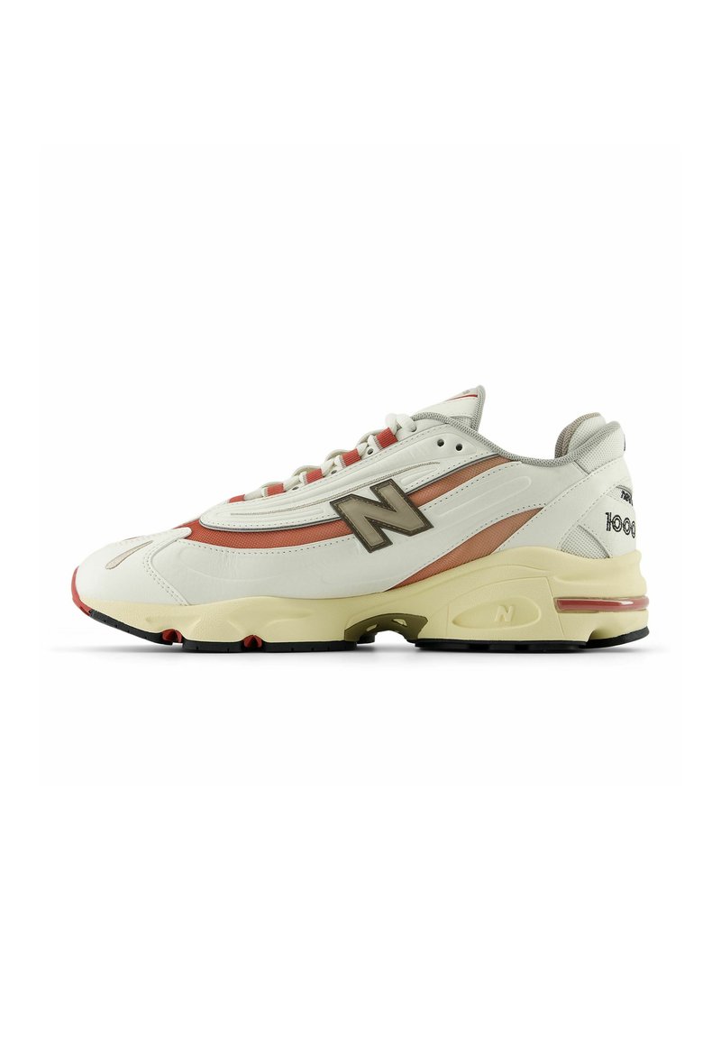 New Balance Sneakers mit einem Obermaterial aus weißem Leder, roten und beigen Akzenten, Gummilaufsohle, gepolstertem Zwischensohlensystem und einem sichtbaren Logo an der Seite.