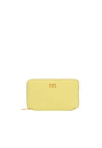 Cartera amarilla de cuero con cierre de cremallera y acabado texturizado. Presenta el logo de la marca en relieve en la parte frontal y un tirador de cremallera dorado.