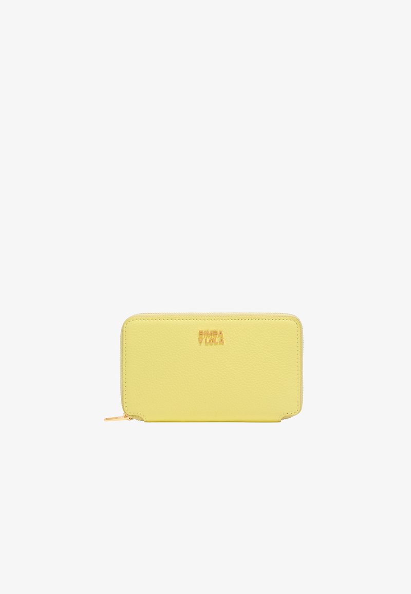 Cartera amarilla de cuero con cierre de cremallera y acabado texturizado. Presenta el logo de la marca en relieve en la parte frontal y un tirador de cremallera dorado.