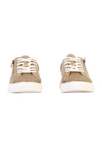 Sneakers beige realizzati in suede perforato con lacci bianchi e una cerniera laterale, dotati di suola in gomma e dettagli testurizzati.