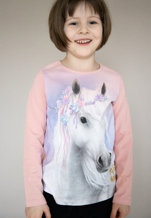 Helles rosa Langarm-T-Shirt mit einem großen, detaillierten Grafik eines weißen Pferdes mit floralen Akzenten und dem Text "Mein kleines Einhorn."