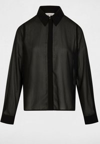 Blusa nera trasparente con maniche lunghe, colletto appuntito e dettagli a righe verticali. Presenta una chiusura frontale con bottoni e polsini neri.